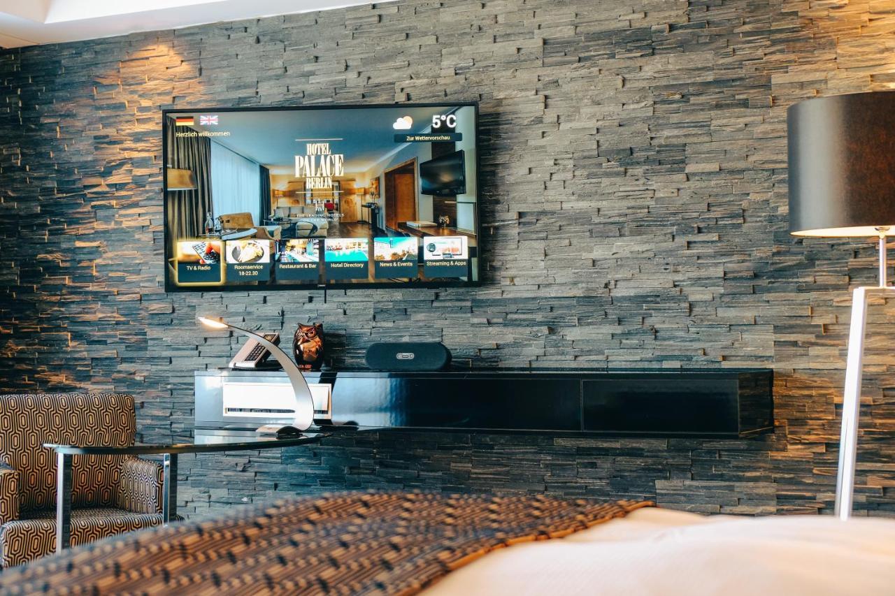 Hotel Palace Berlín Exterior foto A television set with a built-in sound bar