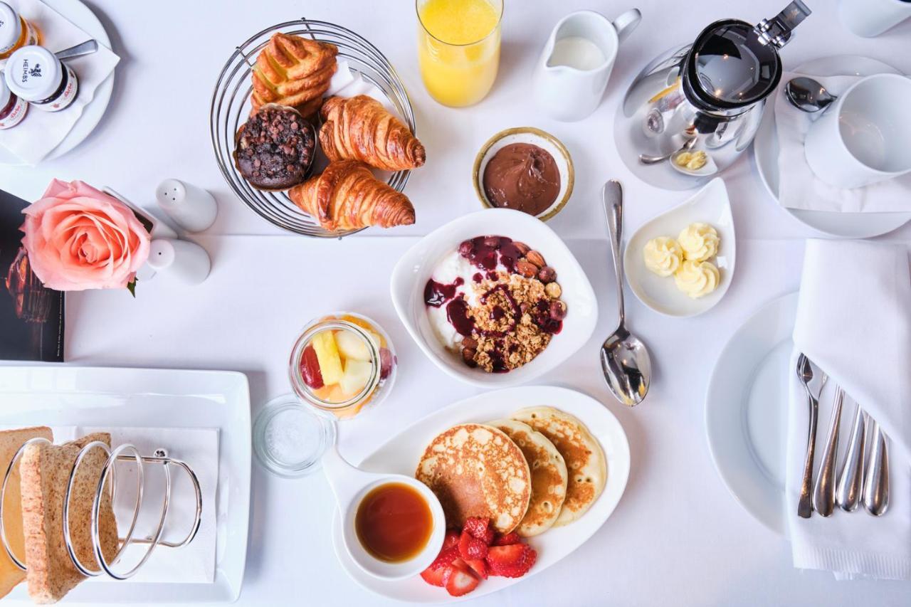 Hotel Palace Berlín Exterior foto A breakfast at the Four Seasons Hotel, London