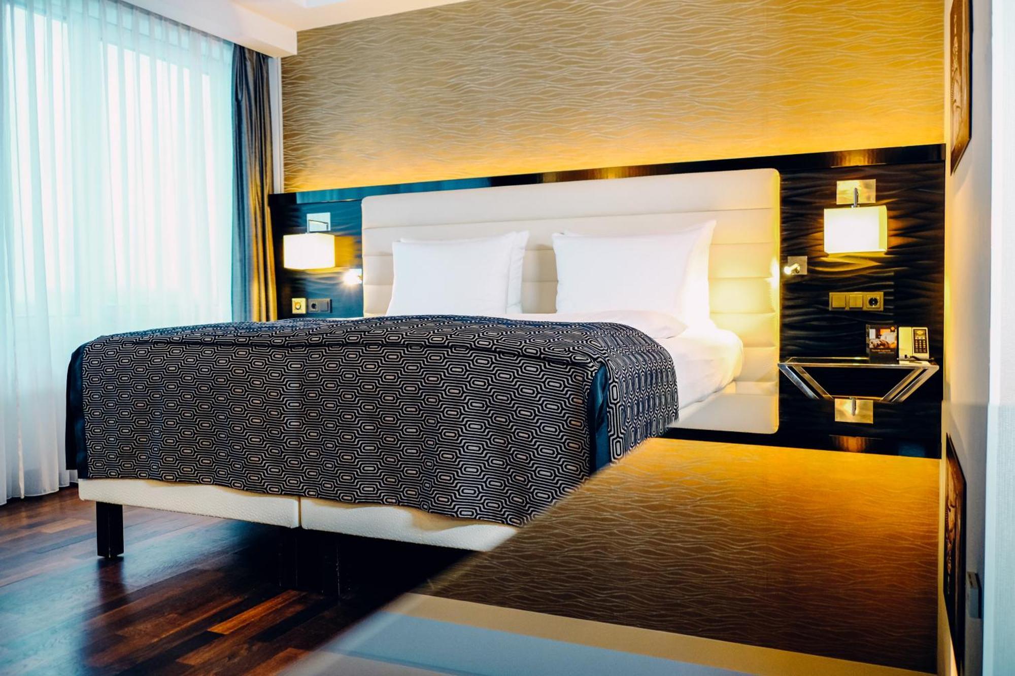 Hotel Palace Berlín Habitación foto A bed with a bed skirt