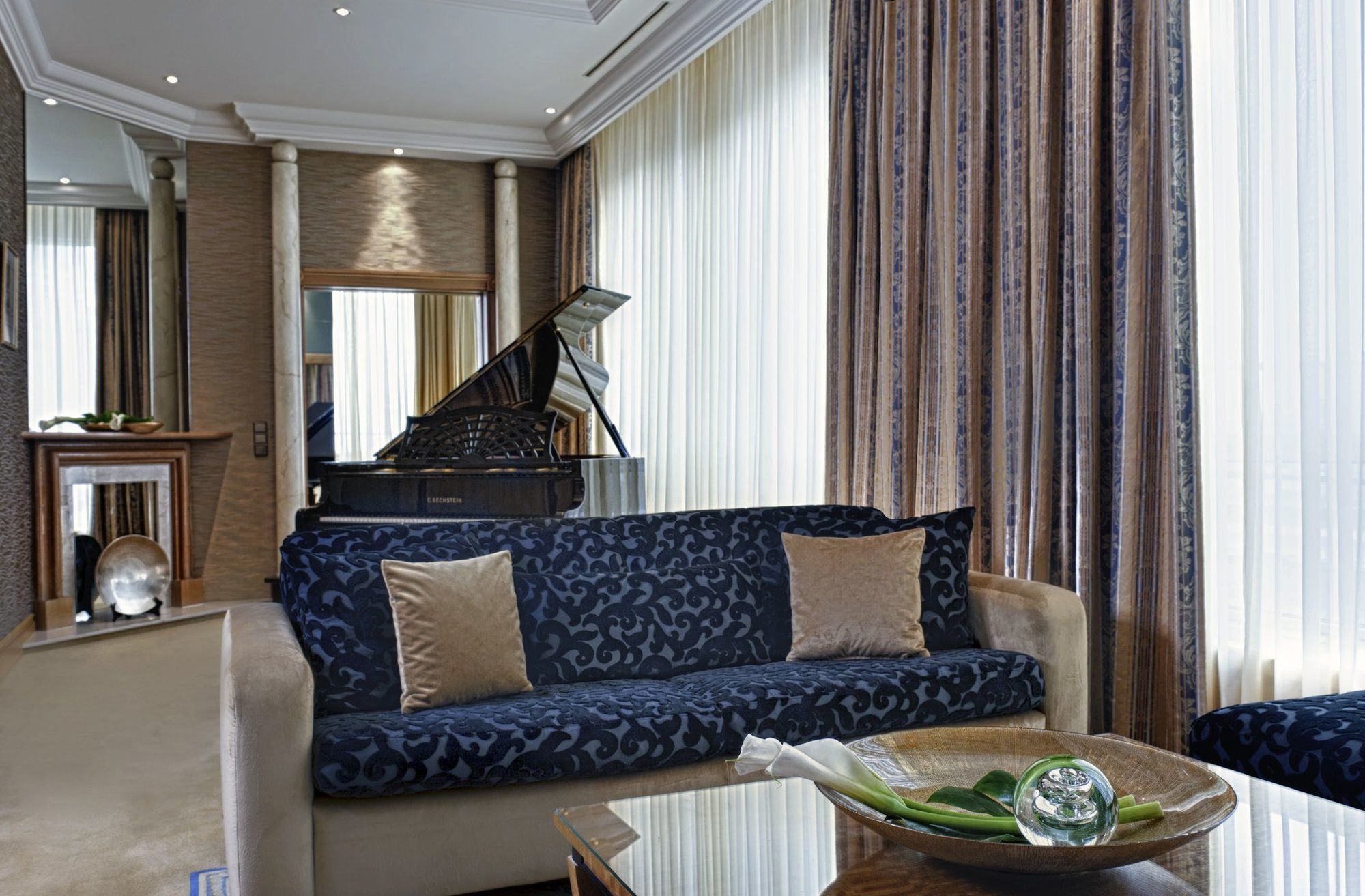 Hotel Palace Berlín Habitación foto A living room in a suite at the InterContinental