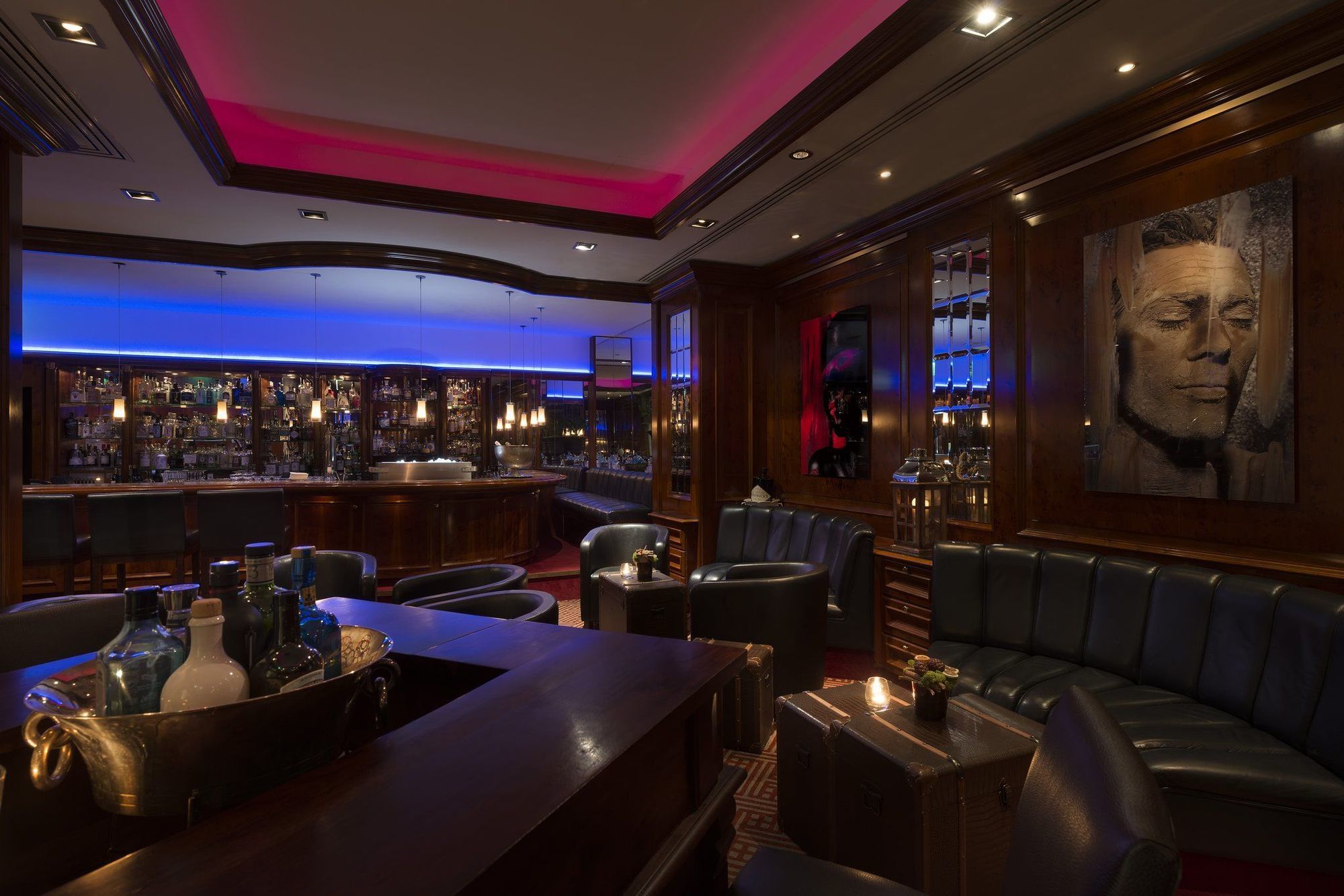Hotel Palace Berlín Exterior foto The bar at the London Hilton on Park Lane