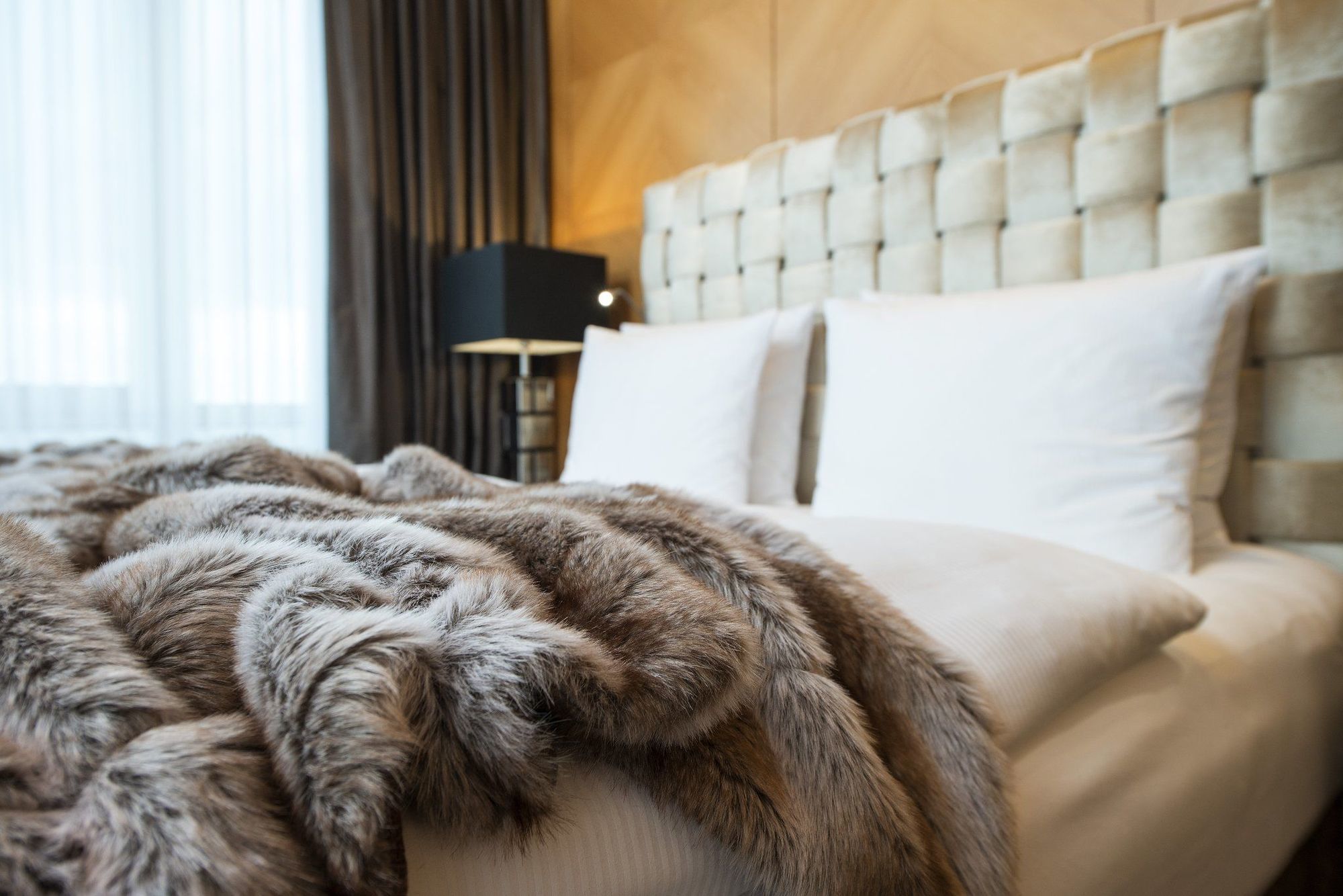 Hotel Palace Berlín Exterior foto Mink fur throw